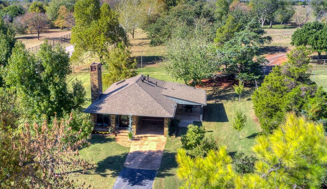 Private Cabin on acreage with pool & tennis court!