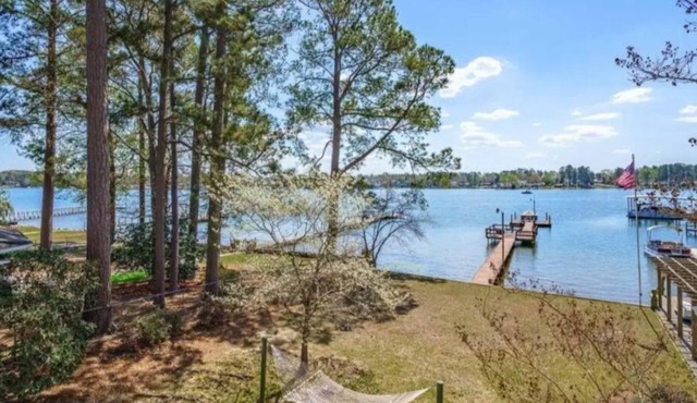 Private Dock & LAKE access! Hottub! Play area!