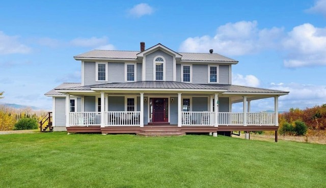 Private Dog-friendly home: w/hot tub, mountain views & trails