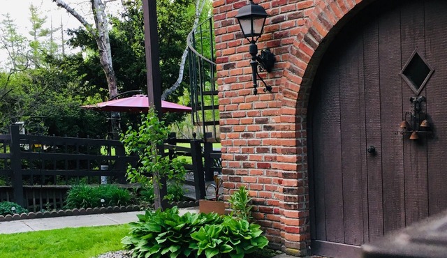 Private dog-friendly 2BR farmhouse apt in Shelburne Falls. Mid-century & chic.