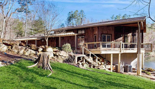 Private eco-retreat with screened porch, play area, & wood stove