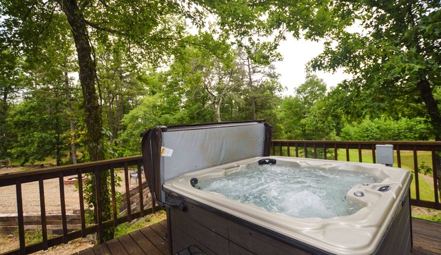 Private Hideaway, Hot tub, close to Beavers Bend State Park, Broken Bow Lake.