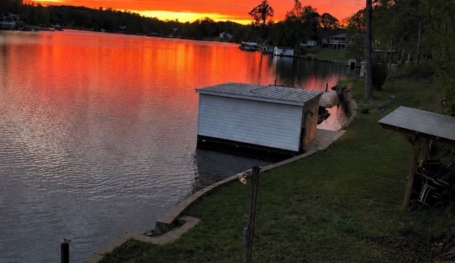 Private Lakefront Retreat Dock, Kayaks & Firepit