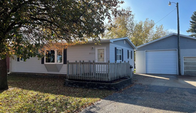 Private Lakeside Escape on Devils Lake