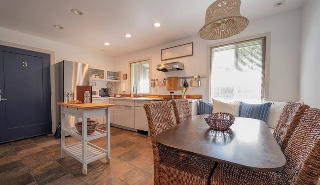 Quaint 2BR Escape| Sleeps 5| *Walk to LU Campus*