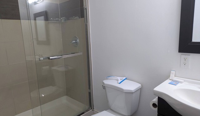 Queen bed occupancy with attached washroom - Close to YKF airport in Kitchener