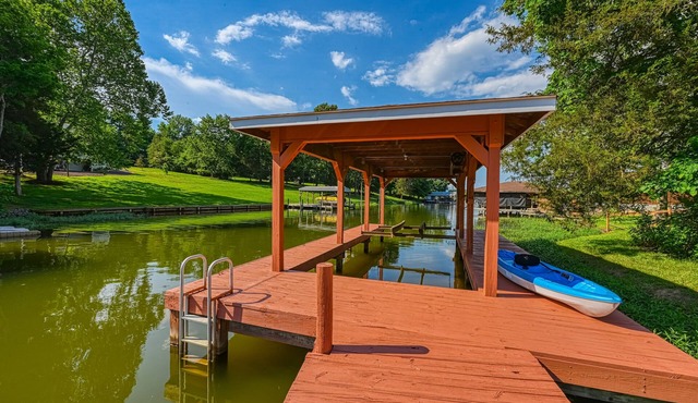 Quiet lake home with two kayaks, furnished deck, grill & fast WiFi - dogs OK