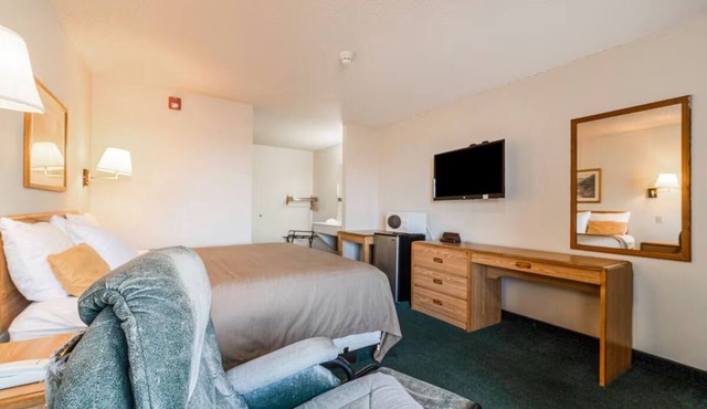 Quiet & Peaceful Stay! King Room w/Desk – Ideal for Budget Travelers