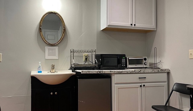 Quiet Private Studio Near Hospital & base– Perfect for Travel Nurses & military