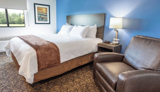 Quiet Room w/Private Bath, Dining & Cooking Near Interstate