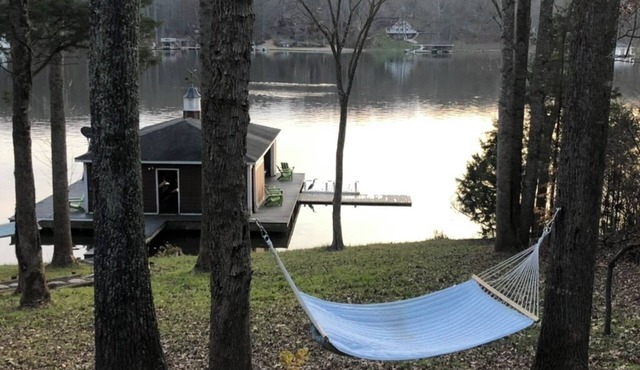 R&R at Lake Anna LAKEFRONT 6 BR 6 Bath, Dogs stay free, use of 2 kayaks & 2 SUPs