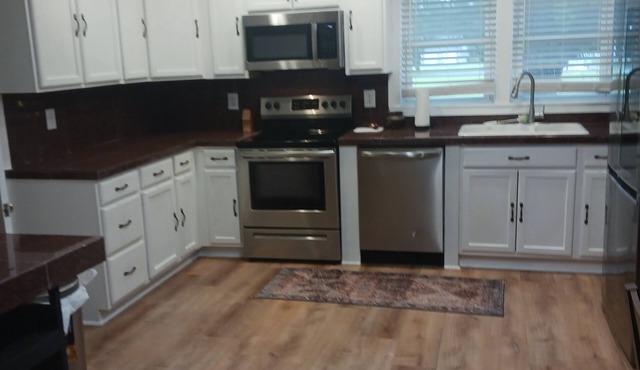 Recently updated cottage minutes from beach, pet friendly, large yard wifi, ac
