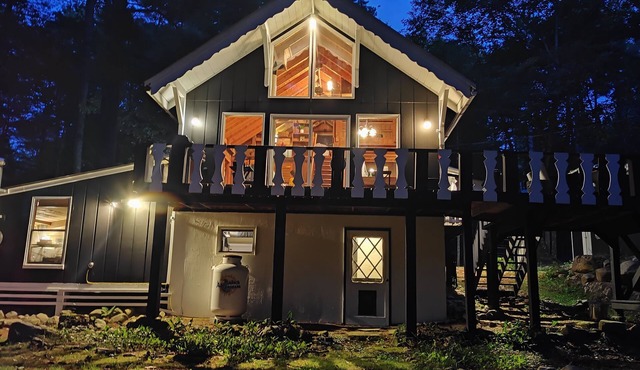 Red Fox Chalet with access to lake, mountain trails and river