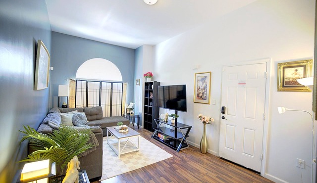 Regal Residence Kng Suite 2k SqFt w/Free St Prk
