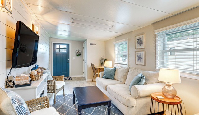 Relaxing Family Getaway, Quiet Area Mins from OC