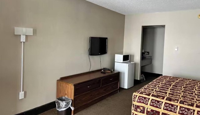 Relaxing Room Ideal for Couples & Business Travelers, Parking Included!