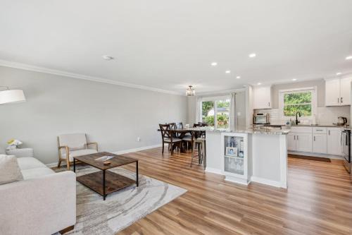 Renovated 3BR Near Sandy Point Beach