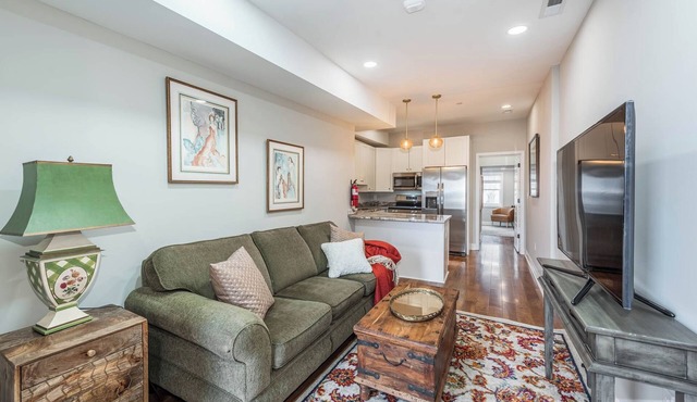 Renovated apartment in walking Distance to Fells waterfront, Hopkins & P.Park
