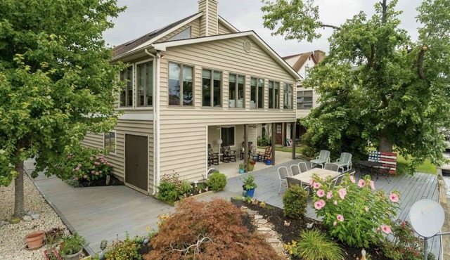 Renovated Family Beach House w/Amazing Water Views, Private Dock & Kayaks