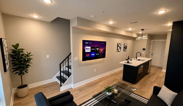 Rittenhouse, 4 level, 2 bedroom,& rooftop.