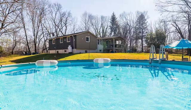 Riverfront- 3 Hole Golf Course - Pool - Hot Tub - Sauna - 2 Game Rooms in Elkton