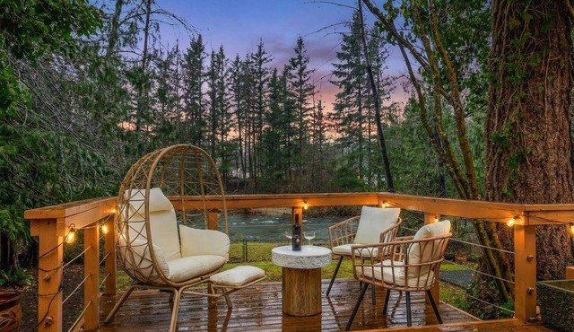 Riverfront 4-bedroom house in tranquil North Bend with fitness room in North Bend