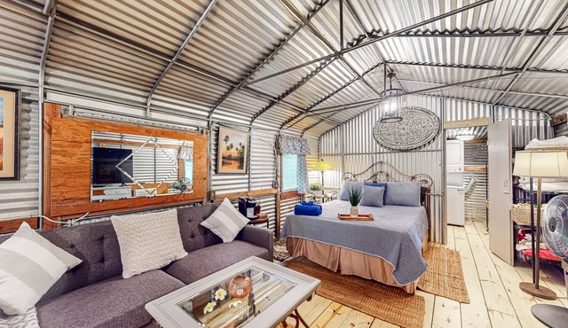 Riverfront bunkhouse with private W/D, grill, & canoe in Morriston