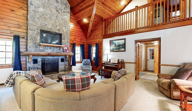Riverfront mountain view house w/fireplace, firepit, decks, w/d, wifi, yard