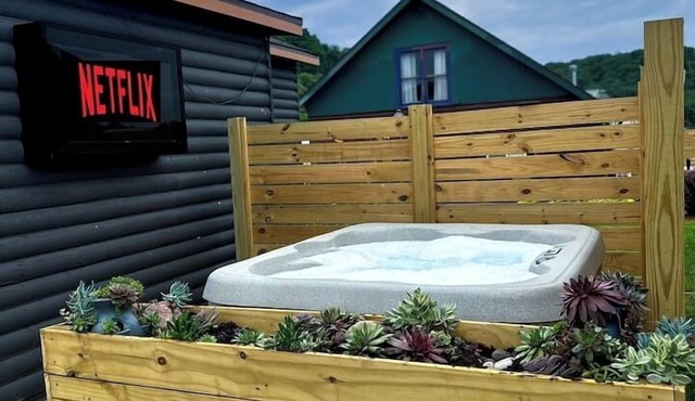 Riverview Cabin + Hot Tub w/TV+ Pickleball Court