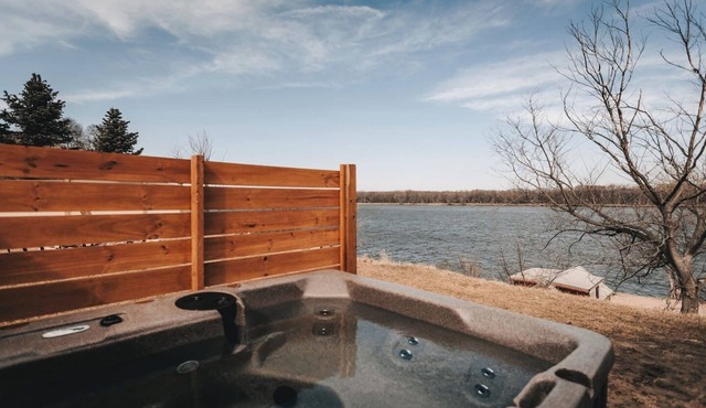 Riverview Cabin + Hot Tub w/TV+ Pickleball Court