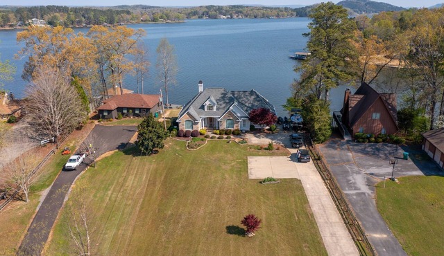 Rocky's Lake House, Exotic Home, Lake Front, deep water