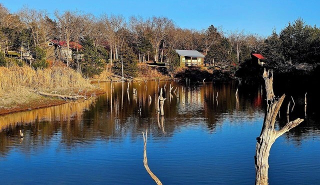 Romantic Cottage on Private Lake