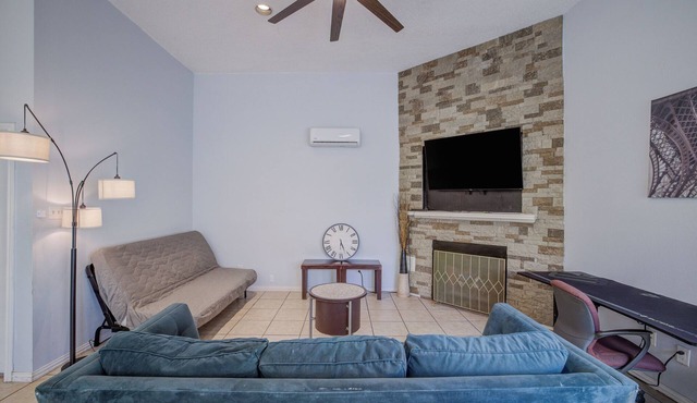 Room for the Whole Fam! Complimentary Drinks, shampoos, extra airbeds, Pet frie