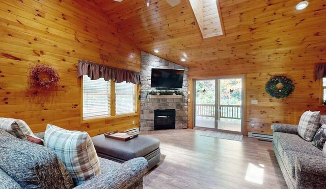 Rustic 4BR Cabin - HOT TUB - McHenry