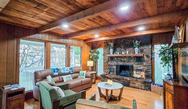 Rustic Lakeview Cabin by Nichols Point