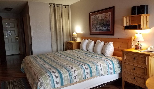 Rustique Boutique Mountain Resort King Suite for 2 - Free WIFI in Granby