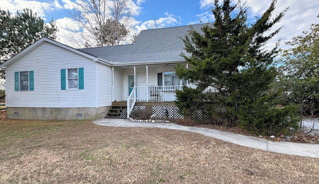 Sanderling - Spacious 4BR home with fenced in back yard & dog friendly.
