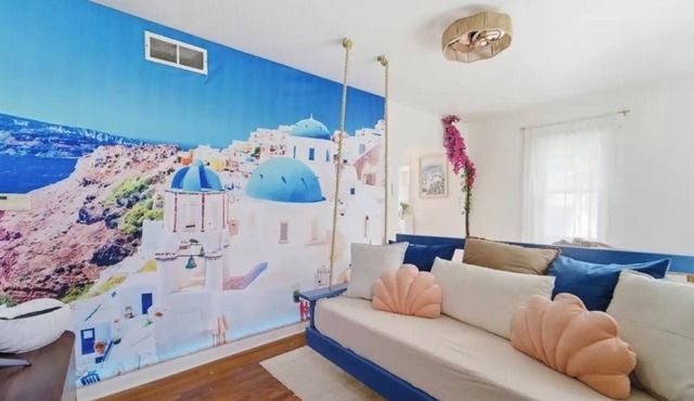 Santorini staycation in the heart of Des Moines! w/Hot tub & bonus tiny house