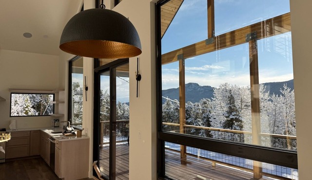 SAUNA, HOT TUB, FIREPIT, POOL TABLE AT THE TOP OF 10,000FT
