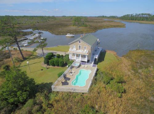 Sawyers Lodge - Historic Soundfront Home, Pool, Hot Tub, Boat Launch, Kayaks, Pets OK, Flex Stays