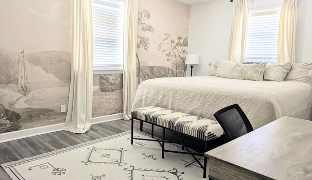 Seahorse Ranch, King bed, Two blocks from Beach