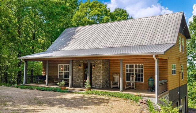 Secluded Cabin with Firepit, Swing Bed & Views Retreat in Fort Payne, Alabama
