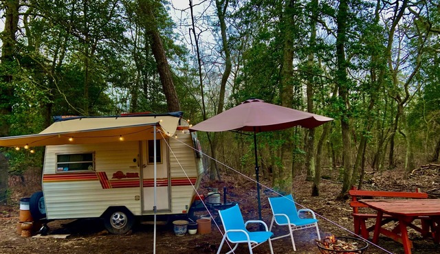 Secluded glamping, AC, full bath, 7 minutes to beaches, Jacuzzi, pet-friendly