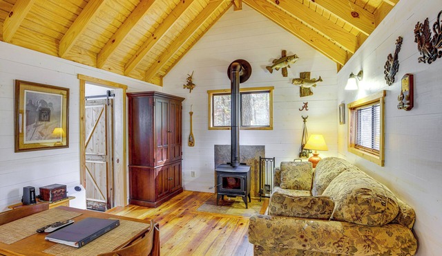 Secluded Tallassee Cabin w/Fire Pit & Porch!