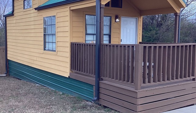 Secluded tiny cabin with hot tub on private acreage close to downtown Tulsa