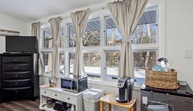 Separate Entrance-Private 2 bd/4 beds/1 full bath