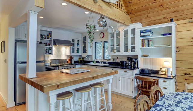 Serene luxury cabin with WiFi, private hot tub, wood stove & deck