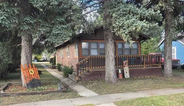 Shady Lane Cottage is a nice 2-bedroom house with AC in charming Redfield.