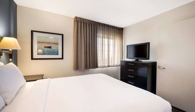 Short Distance From Jordan Creek Town Center Family Suites with Full Kitchens