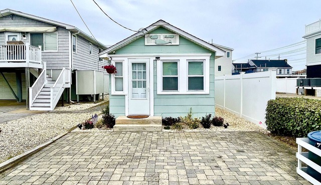 Single Family Home-Bay2Beach Beautiful Sunrise on the Beach & Sunsets on the Bay